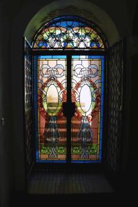 阿特里BeB Cornelia的门上的彩色玻璃窗