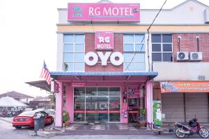 樟仑Super OYO 89348 Rg Motel的上面有莫氏标志的建筑