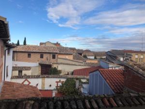 AstudilloPosada El Museo的从城市屋顶上欣赏美景