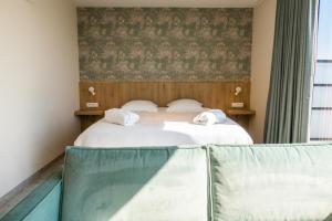 克诺克－海斯特Hotel De Zes Bochten的酒店客房设有两张床和窗户。