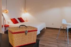 PesoLugar nas Estrelas的酒店客房,带一张床和行李箱