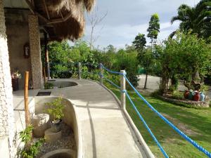 莫阿尔博阿莫尔宝海龟酒店的一条通往带蓝色绳子的房子的路径