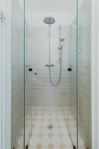 Trechtingshausen伯格莱兴施特因酒店的带淋浴的浴室和玻璃门