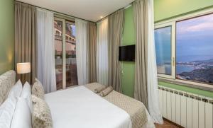 陶尔米纳露台魅力住宿加早餐旅馆的一间卧室设有一张床和一个大窗户
