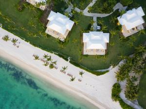 蓬塔卡纳托尔图加湾酒店的享有海滩的空中景致,设有房屋和海洋