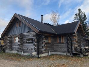 MuurameKelotulkku Lodge的小木屋,设有黑色屋顶