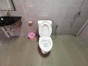 库德岛Walk in homestay的浴室配有白色卫生间和盥洗盆。
