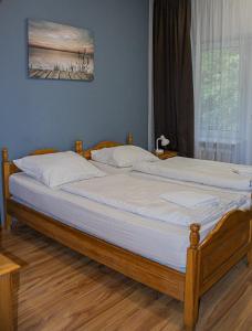 斯拉百斯Olimpik Park的一间卧室设有两张带白色床单的床和窗户。