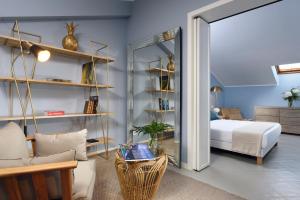蓬塔阿拉Punta Ala Sea View Apartments的一间卧室配有一张床和镜子