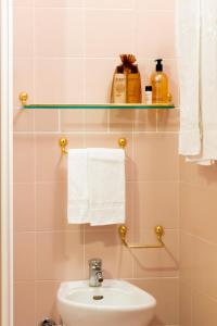迪马罗Nevesole Folgarida Resort Aparthotel的浴室配有盥洗盆、卫生间和毛巾。