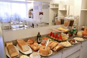 马瑙斯卡萨希尔托精品酒店的厨房柜台,提供多种不同类型的食物