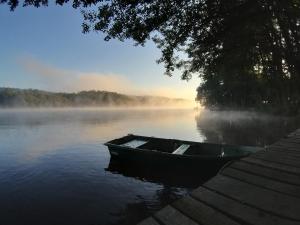 DrezdenkoPrzystań na Zagórzu - Apartamenty nad jeziorem的雾中湖上的船