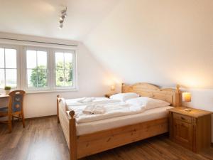 Neu PastitzFerienhaus Wolkenlos的卧室配有一张床、一张书桌和窗户。
