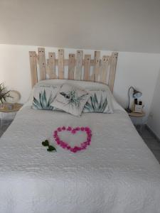 圣保罗La Plaine-itude & Spa的床上花朵制成的心