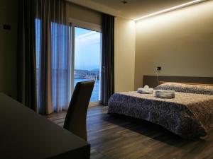 维博瓦伦蒂亚码头SARACENO HOTEL的酒店客房设有两张床和大窗户。