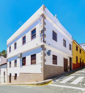 比拉夫洛尔La Casa de Vilaflor的街道边的白色建筑