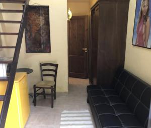 GerbiniAgriturismo Masseria Portiere Stella的带沙发和楼梯间的客厅