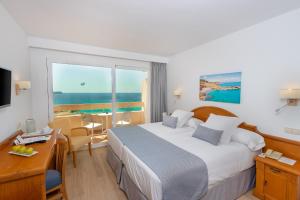 帕格拉Valentin Reina Paguera - Adults Only的酒店客房设有一张床,享有海景。