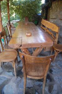 比托拉Villa Dihovo的一张带椅子的大型木桌和木制盒子