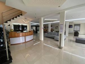 英雄港Angra Central Hotel的医院的大厅,里面设有长沙发和等候室