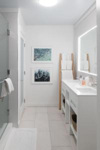 哈勃岛金沙珊瑚酒店的白色的浴室设有水槽和镜子