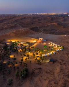 拉斯阿尔卡麦The Dunes Camping & Safari RAK的夜晚沙漠停车场的空中景色