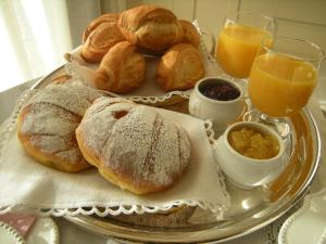 贝加莫圣特拉思默住宿加早餐旅馆的桌上的面包和羊角面包托盘