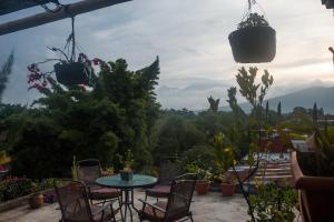 危地马拉安地瓜Casa Familiar的庭院配有桌椅和植物
