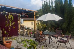 危地马拉安地瓜Casa Familiar的庭院配有桌椅和遮阳伞。