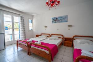 佩里萨Villa Limnes的一间卧室设有两张床和窗户。