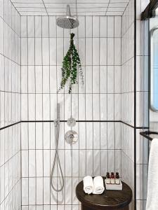 棕榈滩White Elephant Palm Beach的带淋浴和木桌的瓷砖浴室