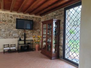 夸拉塔Casa Buriano的一间客厅,在石墙上配有电视