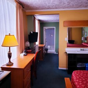维多利亚詹姆斯湾套房及别墅酒店的酒店客房配有书桌和床。