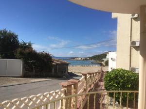 卡瓦尔纳海洋天堂公寓酒店的阳台享有海滩美景。