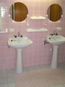 斯塔拉·里斯拉Rekreacny dom Altwaldorf Vysoke Tatry的粉红色的浴室设有两个盥洗盆和镜子