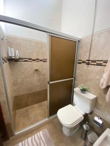 杜拉斯诺Apartamento Completo en el centro de Durazno的带淋浴、卫生间和盥洗盆的浴室