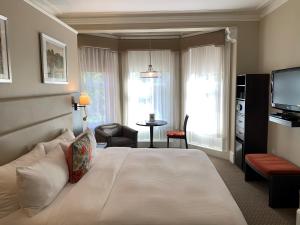 波士顿纽伯里宾馆的酒店客房,配有床和电视