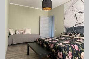 比耶拉A CASA DI SISSI的一间卧室配有一张床、一张桌子和一把雨伞