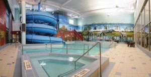 温尼伯Canad Inns Destination Centre Fort Garry的大楼内一个带滑梯的大型游泳池