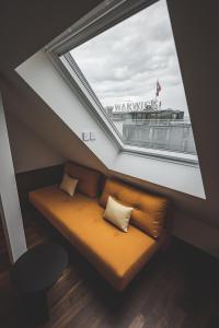 日内瓦日内瓦伯尔尼纳酒店的窗户房间里长凳