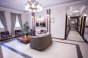 卡西诺大西洋海滩酒店的客厅配有沙发和桌子
