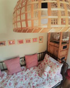 FokovciHIŠA ANTONIJA-APARTMA IRINKA的一间卧室配有红色和白色枕头的床