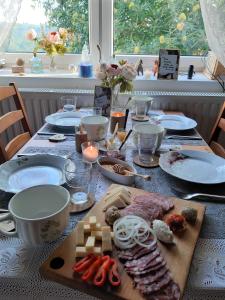 摩拉瓦托普利采Hiša Antonija的一张桌子,上面有食物和盘子,还有蜡烛
