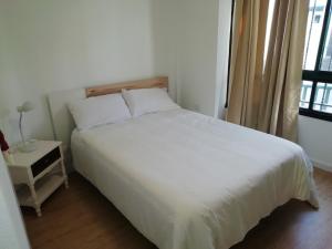 圭马尔港CASA ANA PUERTITO DE GUIMAR的卧室配有白色的床和窗户。