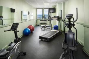 比尤特费兰汽车旅馆的一间设有跑步机和举重器材的健身房的客房