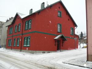 利贝雷茨纳瓦盆斯旅馆的一座大红楼,地面上积雪