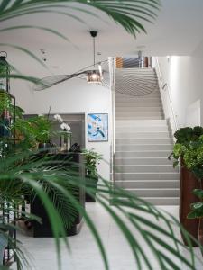 乌涅尤夫Hotel Termalny的绿色植物建筑中的楼梯