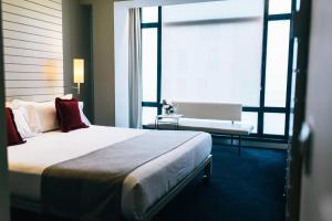 毕尔巴鄂米罗酒店的酒店客房设有床和窗户。