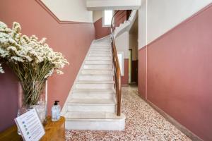 雅典KERAMOS Athens的粉红色墙壁和鲜花的房间的楼梯