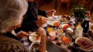 卡内拉卡内拉大酒店的一群坐在餐桌上吃食物的人